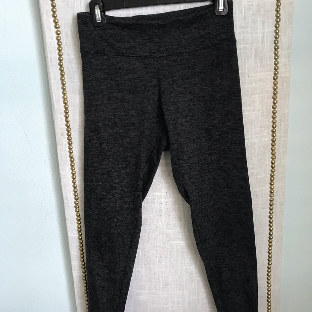 MID CALF LENGTH YOGA PANTS